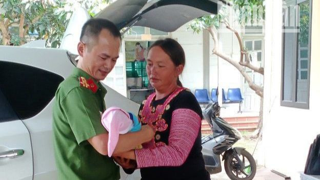 Thượng tá Nguyễn Minh Tú đã trở thành “bà đỡ” khi trên đường đi công tác.