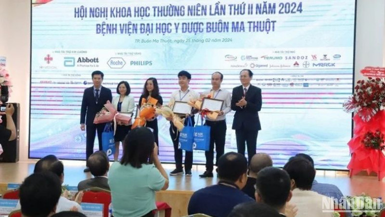 Lãnh đạo Bệnh viện Đại học Y Dược Buôn Ma Thuột tặng hoa cảm ơn các nhà tài trợ.