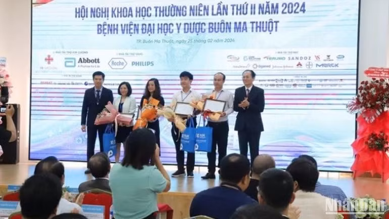 Lãnh đạo Bệnh viện Đại học Y Dược Buôn Ma Thuột tặng hoa cảm ơn các nhà tài trợ.