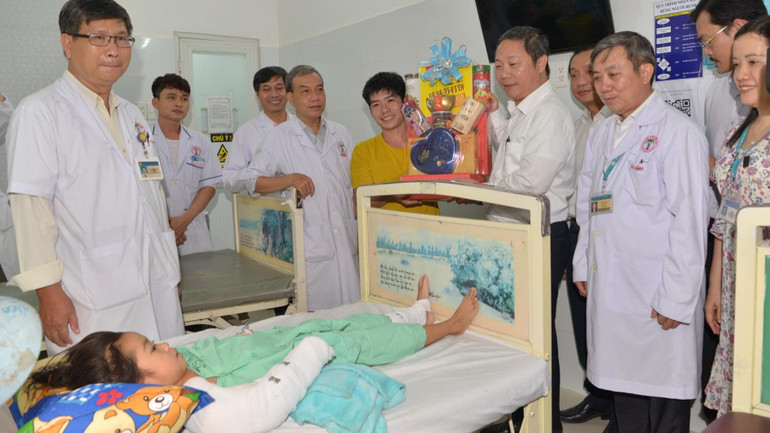 Phó Chủ tịch Ủy ban nhân dân Thành phố Hồ Chí Minh đã đến thăm, động viên và chuyển những món quà tặng của lãnh đạo Thành phố Hồ Chí Minh cho bệnh nhi L.Ph.O.