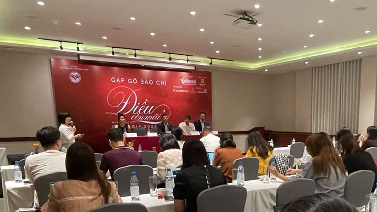 Toàn cảnh buổi gặp gỡ báo chí.