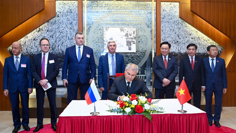 Chủ tịch Duma Quốc gia Quốc hội Liên bang Nga Vyacheslav Viktorovich Volodin ghi sổ vàng lưu niệm tại phòng truyền thống Quốc hội Việt Nam. Chủ tịch Duma Quốc gia Quốc hội Liên bang Nga Vyacheslav Viktorovich Volodin ghi sổ vàng lưu niệm tại phòng truyền thống Quốc hội Việt Nam.