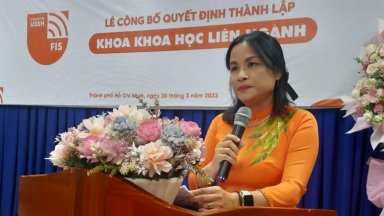 Phó Giáo sư, Tiến sĩ Ngô Thị Phương Lan, Hiệu trưởng Trường đại học Khoa học xã hội và Nhân văn phát biểu tại buổi lễ.