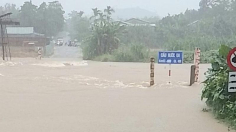 Cắm biển báo và giăng dây cấm người qua lại điểm ngập nước trên tuyến 14B, đoạn qua xã Trà Tân.