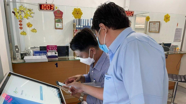 Nhân viên hướng dẫn khách hàng làm Hợp đồng điện tử tại Công ty cổ phần Cấp nước Trung An.