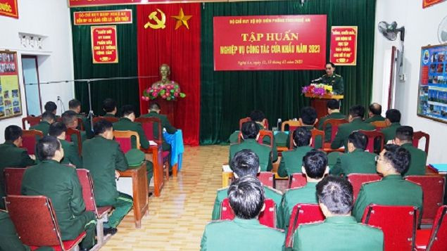 Lớp tập huấn học lý thuyết nghiệp vụ công tác công tác cửa khẩu.