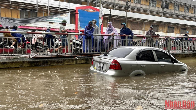Một chiếc ô-tô biển kiểm soát ngoài tỉnh, do không quen đường nên đã bị chết máy khi đi vào chỗ ngập sâu. Một chiếc ô-tô biển kiểm soát ngoài tỉnh, do không quen đường nên đã bị chết máy khi đi vào chỗ ngập sâu.