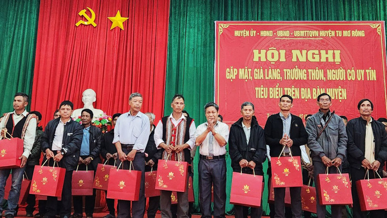 Tặng quà cho các già làng, người có uy tín.