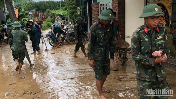 Lực lượng bộ đội giúp dân dọn dẹp sau mưa lũ