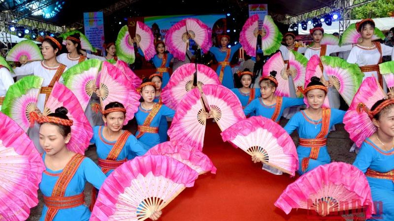 Thiếu nữ Chăm biểu diễn điệu múa truyền thống của dân tộc tại Lễ hội. Thiếu nữ Chăm biểu diễn điệu múa truyền thống của dân tộc tại Lễ hội.