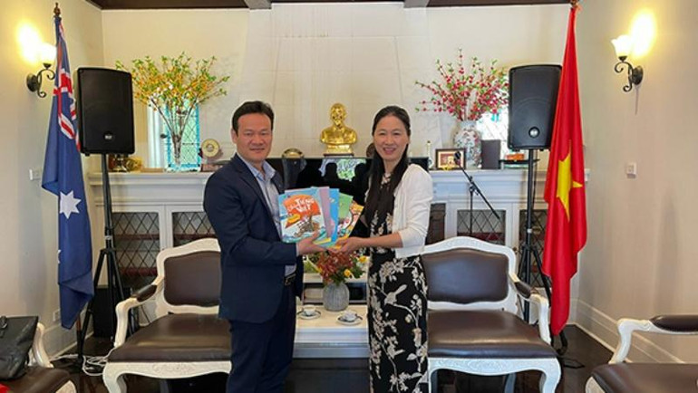 Phó Chủ nhiệm Ủy ban Mai Phan Dũng tặng sách dạy tiếng Việt.