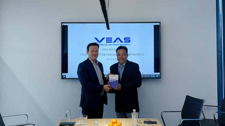 Phó Chủ nhiệm Ủy ban Mai Phan Dũng tặng sách Hỏi-Đáp pháp luật cho Hội doanh nhân Việt Nam tại Sydney.