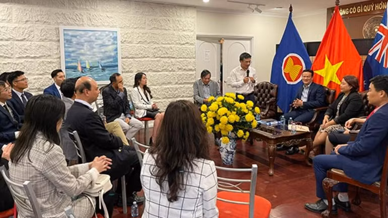 Đoàn gặp gỡ đại diện các tổ chức hội đoàn tại Canberra.