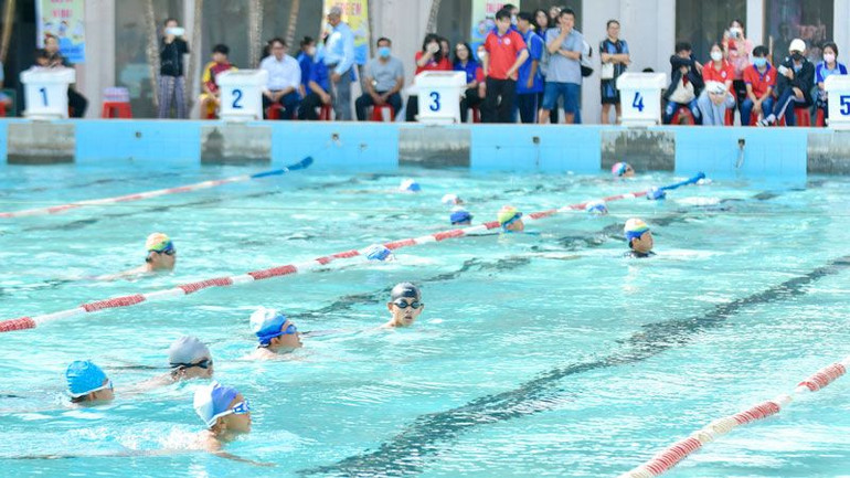 Các lớp dạy bơi rất hữu ích cho trẻ em nhằm phòng, chống đuối nước.