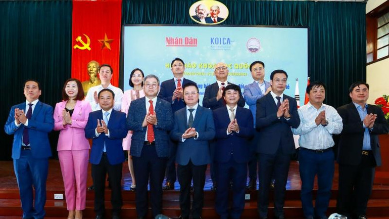 Các đại biểu chụp ảnh lưu niệm tại Hội thảo.