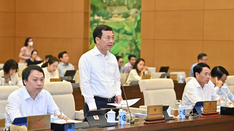 Bộ trưởng Thông tin và Truyền thông Nguyễn Mạnh Hùng trình bày tờ trình tại phiên họp.