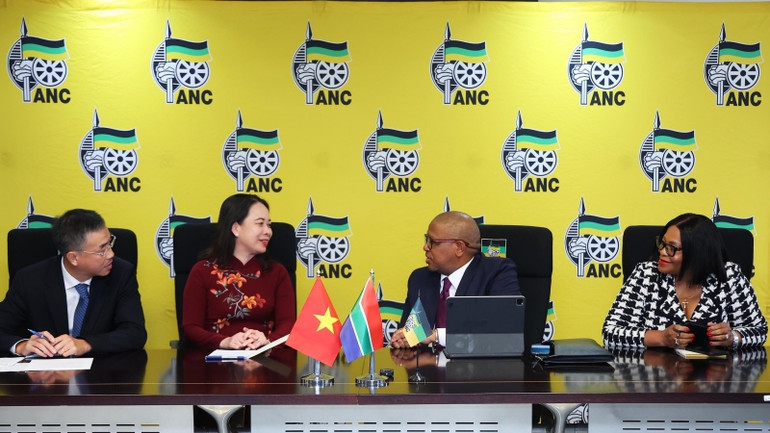 Phó Chủ tịch nước Võ Thị Ánh Xuân hội kiến Tổng Thư ký Đảng Đại hội dân tộc Phi Fikile Mbalula. Phó Chủ tịch nước Võ Thị Ánh Xuân hội kiến Tổng Thư ký Đảng Đại hội dân tộc Phi Fikile Mbalula.