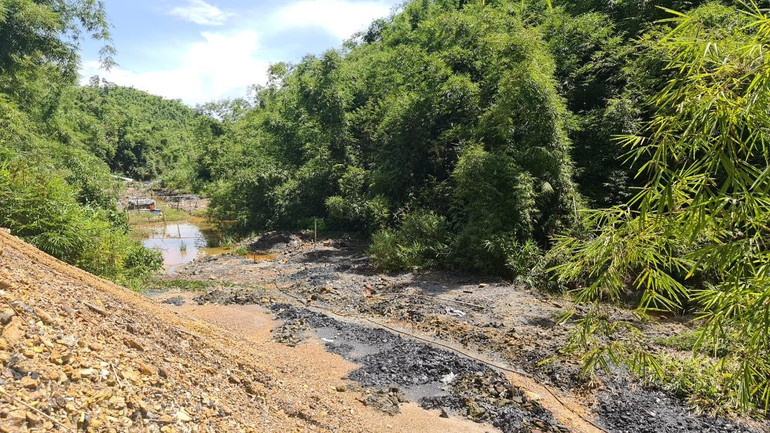 Nhiều diện tích đồi, suối, cây rừng bị máy cơ giớ xới tung để tìm vàng trái phép.