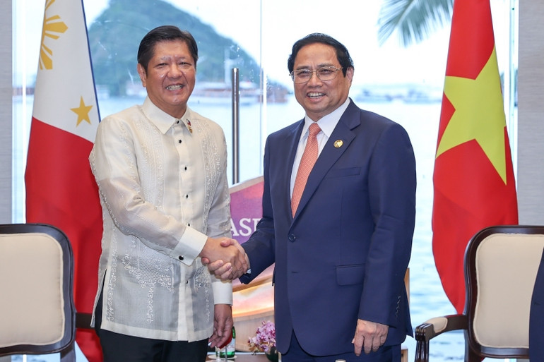 Thủ tướng Phạm Minh Chính gặp Tổng thống Philippines Ferdinand Romualdez Marcos nhân dịp dự Hội nghị Cấp cao ASEAN lần thứ 42, tại thành phố Labuan Bajo, Indonesia. (Ảnh: Nhật Bắc)