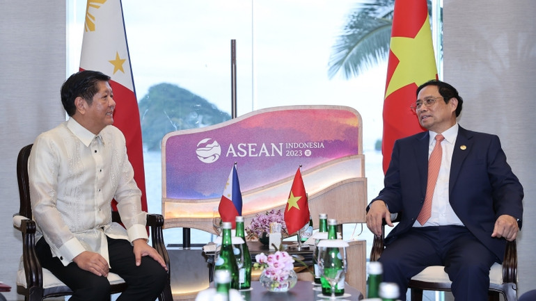 Thủ tướng Phạm Minh Chính gặp Tổng thống Philippines Ferdinand Romualdez Marcos nhân dịp dự Hội nghị Cấp cao ASEAN lần thứ 42, tại thành phố Labuan Bajo, Indonesia. (Ảnh: Nhật Bắc)