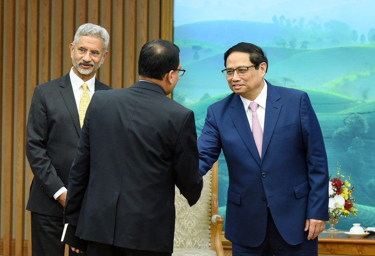 Thủ tướng Phạm Minh Chính đón các thành viên đi cùng Bộ trưởng Ngoại giao Ấn Độ Subramanyam Jaishankar.