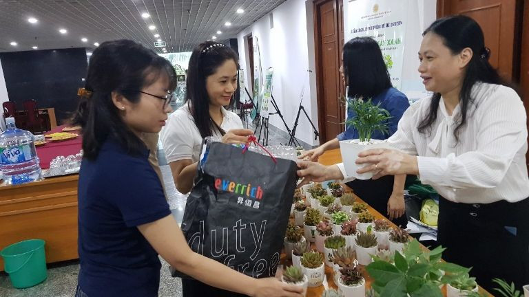 "Phiên chợ" đổi rác lấy cây tại sảnh cuộc họp. "Phiên chợ" đổi rác lấy cây tại sảnh cuộc họp.