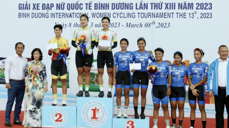 Trao thưởng cho các tập thể chặng đua đầu tiên.