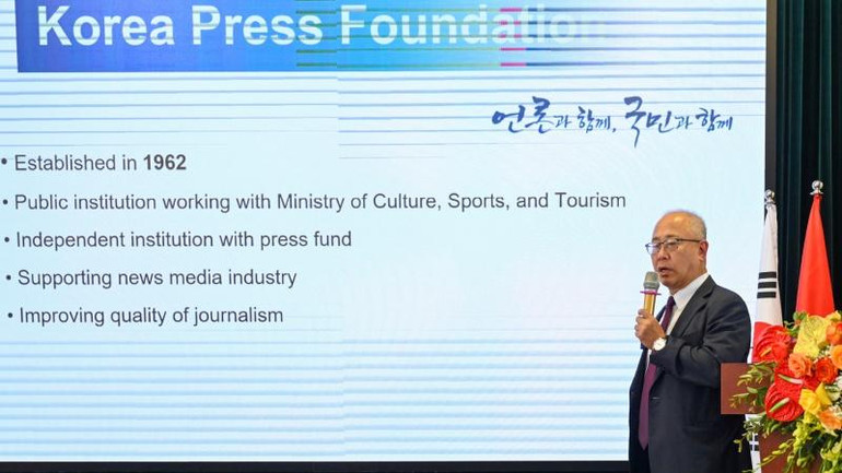 Giám đốc Quỹ Xúc tiến truyền thông Hàn Quốc Lee Hee Yong trình bày tham luận tại Hội thảo.