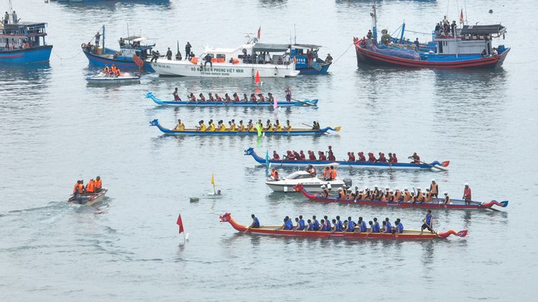 Các đội tranh tài trên đường đua