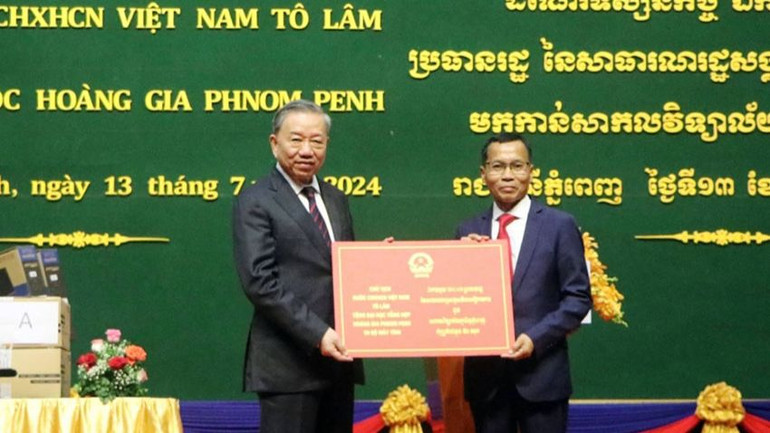 Chủ tịch nước Tô Lâm trao quà tặng Trường đại học Hoàng gia Phnom Penh. (Ảnh: Nguyễn Hiệp)