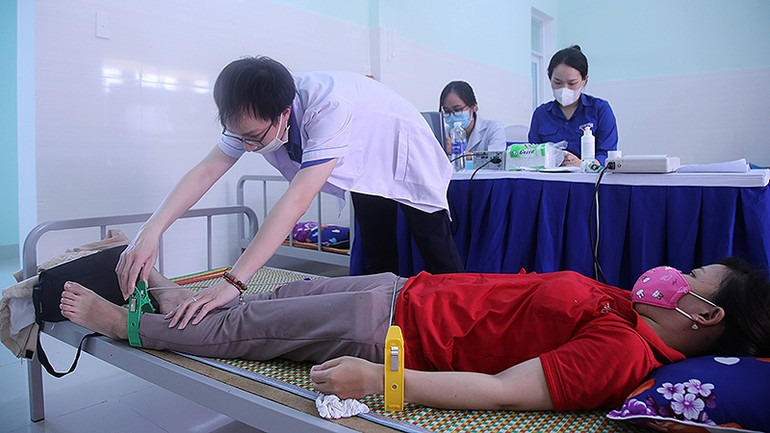 Lực lượng thầy thuốc trẻ tham gia khám bệnh, tư vấn sức khỏe cho thanh niên công nhân, người dân tại Ngày hội.