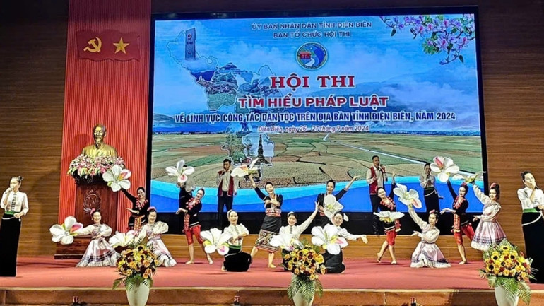 Một trong những tiết mục văn nghệ đặc sắc của các đội đem đến Hội. Một trong những tiết mục văn nghệ đặc sắc của các đội đem đến Hội.