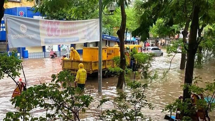 Nhiều tuyến phố ngập trong nước.