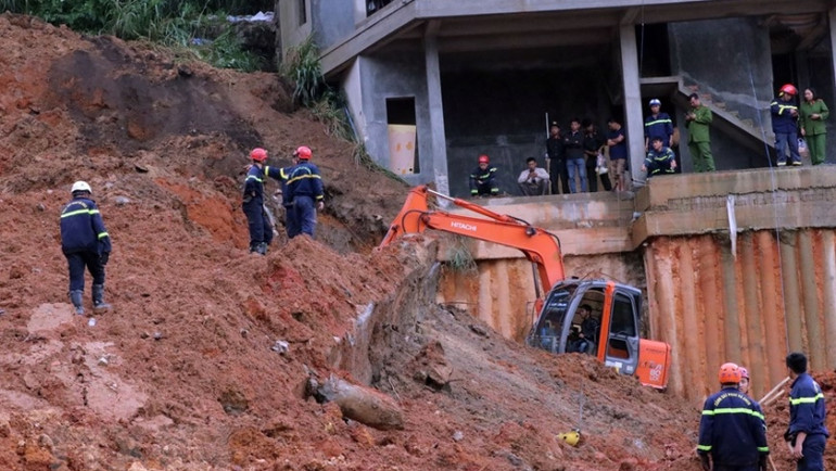 Theo thông tin ban đầu, lực lượng cứu hộ Phòng Cảnh sát Phòng cháy chữa cháy và Cứu hộ cứu nạn (Công an tỉnh) đã cứu được 5 người trong 1 ngôi nhà, đưa đi cấp cứu ở Bệnh viện Đa khoa tỉnh Lâm Đồng. Hiện, lực lượng cứu hộ đang tiếp tục sử dụng máy múc đào bới để tìm kiếm 2 người trong 1 ngôi nhà khác bị vùi lấp hoàn toàn. (Ảnh: Chu Quốc Hùng/TTXVN)