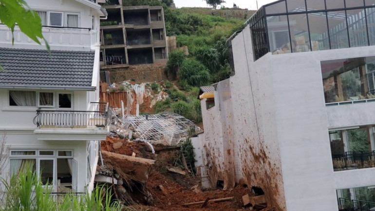 Nhiều căn nhà bị hư hại nghiêm trọng. (Ảnh: Chu Quốc Hùng/TTXVN)