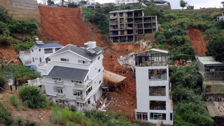 Khu vực xảy ra sạt lở, rất nhiều ngôi nhà cao tầng bị ảnh hưởng nghiêm trọng. (Ảnh: Chu Quốc Hùng/TTXVN)