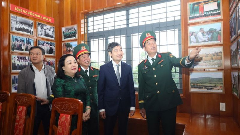 Các đại biểu tham quan khu trưng bày tài liệu, hiện vật lịch sử tại di tích. Các đại biểu tham quan khu trưng bày tài liệu, hiện vật lịch sử tại di tích.