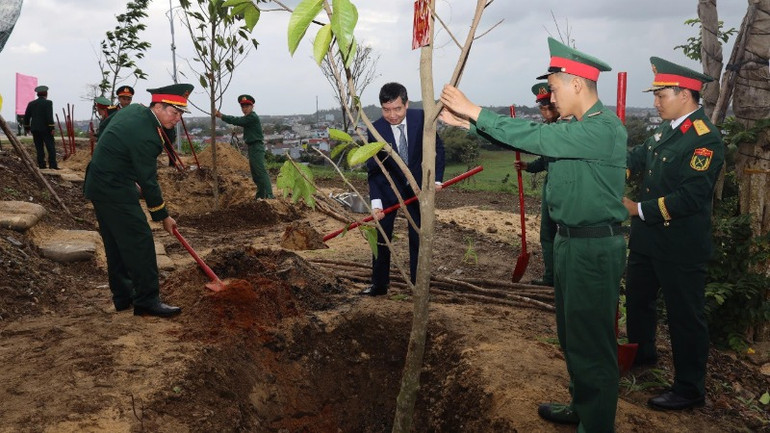 Đại diện lãnh đạo tỉnh Phú Yên và đại biểu trồng cây lưu niệm tại khu di tích. Đại diện lãnh đạo tỉnh Phú Yên và đại biểu trồng cây lưu niệm tại khu di tích.