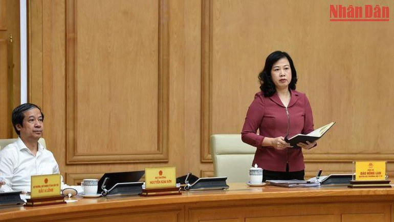 Quyền Bộ trưởng Y tế phát biểu tại phiên họp.