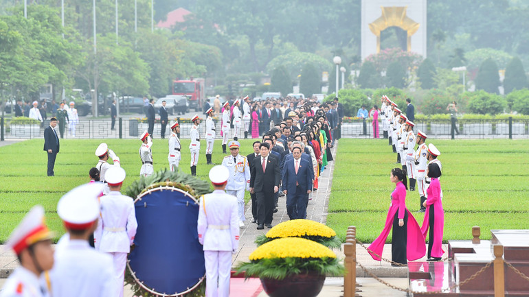 Đúng 7 giờ 15 phút sáng, Đoàn đại biểu Quốc hội do Thủ tướng Phạm Minh Chính; Thường trực Ban Bí thư, Chủ nhiệm Tổng cục Chính trị Quân đội nhân dân Việt Nam Lương Cường cùng các đồng chí lãnh đạo Đảng, Nhà nước dẫn đầu xuất phát từ đường Bắc Sơn vào Lăng viếng Chủ tịch Hồ Chí Minh.