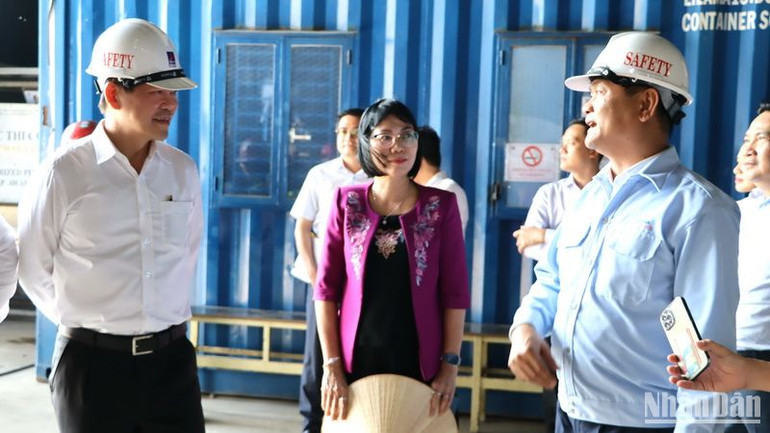 Bí thư Tỉnh ủy Đồng Nai Nguyễn Hồng Lĩnh cùng Phó Chủ tịch Ủy ban nhân dân tỉnh Nguyễn Thị Hoàng thị sát công trình nhà máy nhiệt điện Nhơn Trạch 3, 4 vào tháng 12/2023.