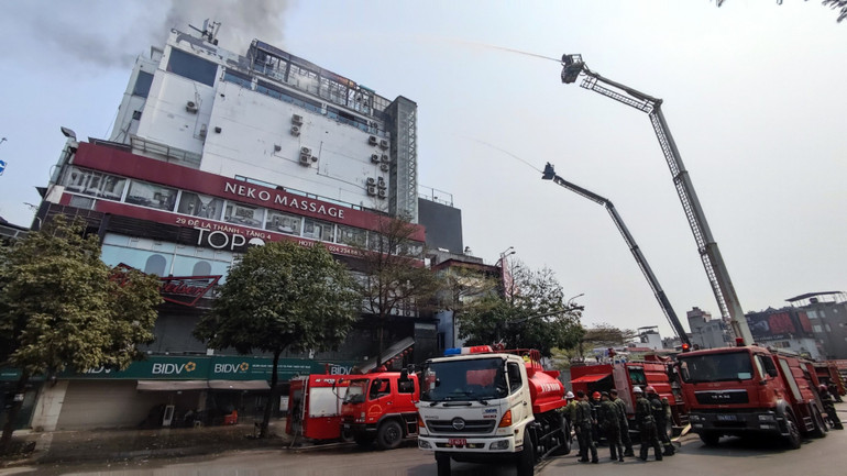 Vào khoảng 9 giờ 40 phút sáng 12/3, Công an thành phố Hà Nội nhận được tin báo cháy tại khu vực ngã 6 Ô Chợ Dừa, quận Đống Đa. Lửa bùng lên tại nóc tòa nhà 9 tầng.