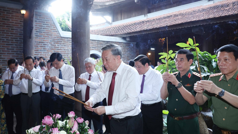 Tổng Bí thư Tô Lâm và đoàn công tác dâng hương tại đền Chung Sơn thờ gia tiên Bác Hồ. (Ảnh: Thống Nhất/TTXVN)