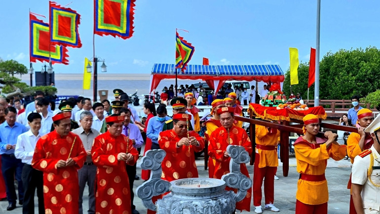 Lãnh đạo tỉnh Cà Mau và đông đảo nhân dân địa phương thành kính dâng hương tri ân Đức Quốc Tổ Lạc Long Quân.