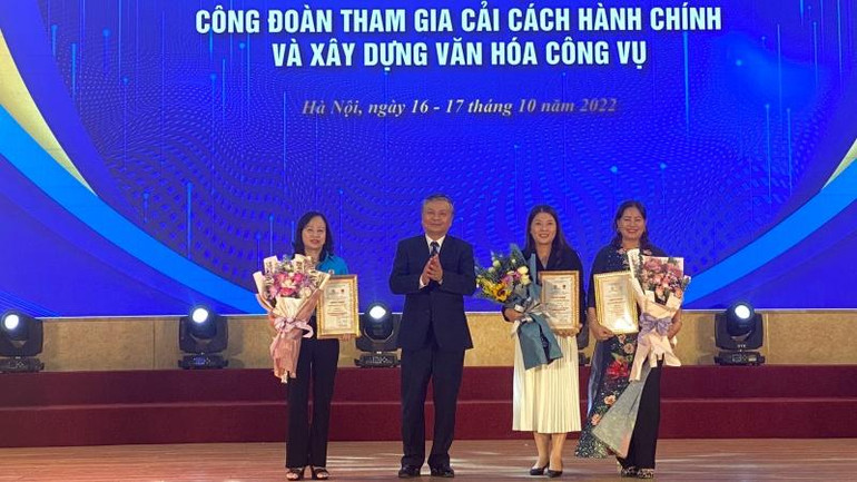 Trao giải Ba tặng các đội.