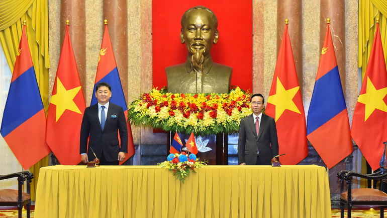 Chủ tịch nước Võ Văn Thưởng và Tổng thống Mông Cổ Ukhnaagiin Khurelsukh tại buổi lễ ký kết các văn kiện hợp tác giữa hai nước.