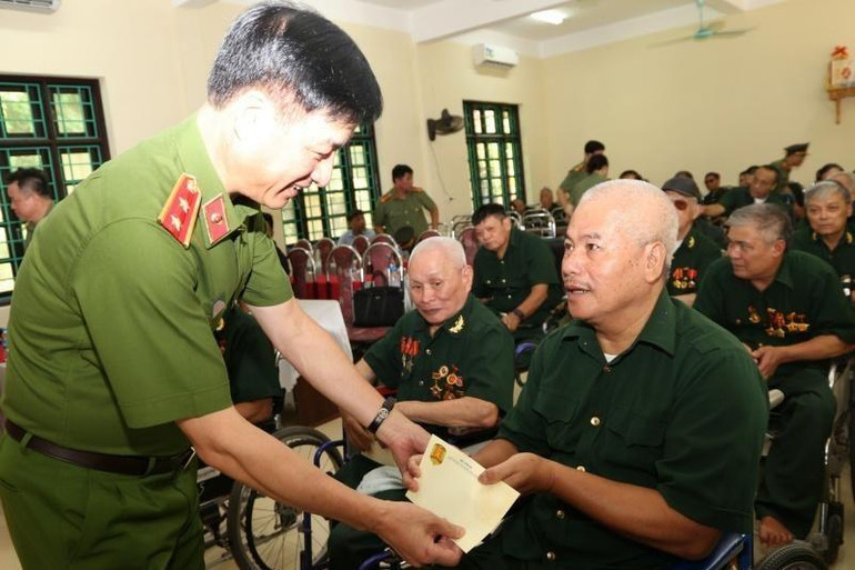 Thứ trưởng Công an Nguyễn Duy Ngọc tặng quà cho Trung tâm Điều dưỡng thương binh tại huyện Duy Tiên.