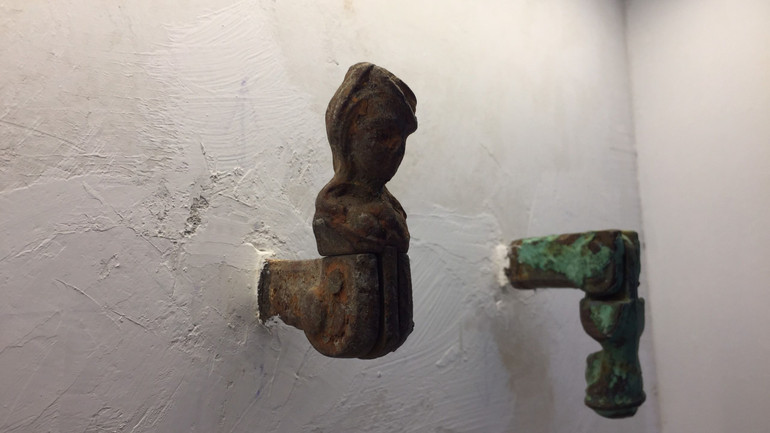 Chiếc chốt để cánh cửa không bị đập vào tường được làm hình "cô gái chăn cừu".