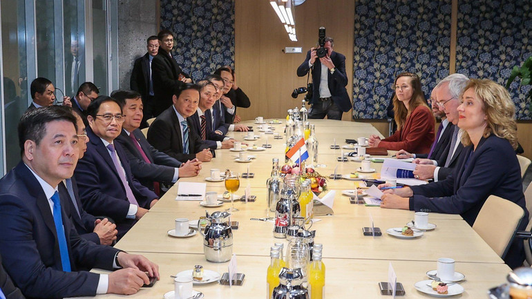 Thủ tướng hội kiến Chủ tịch Thượng viện và Chủ tịch Hạ viện Hà Lan. (Ảnh: NHẬT BẮC)