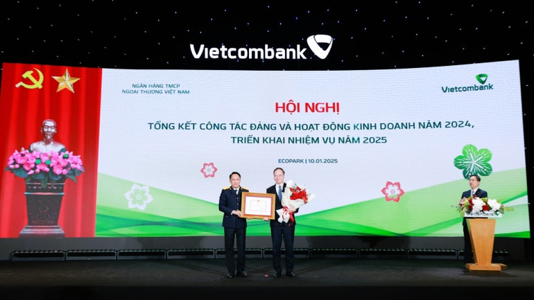 Đại diện Vietcombank, đồng chí Lê Quang Vinh, Ủy viên Ban Thường vụ Đảng ủy, Phó Tổng Giám đốc phụ trách Ban Điều hành nhận Bằng khen của Tổng Cục Thuế. Đại diện Vietcombank, đồng chí Lê Quang Vinh, Ủy viên Ban Thường vụ Đảng ủy, Phó Tổng Giám đốc phụ trách Ban Điều hành nhận Bằng khen của Tổng Cục Thuế.